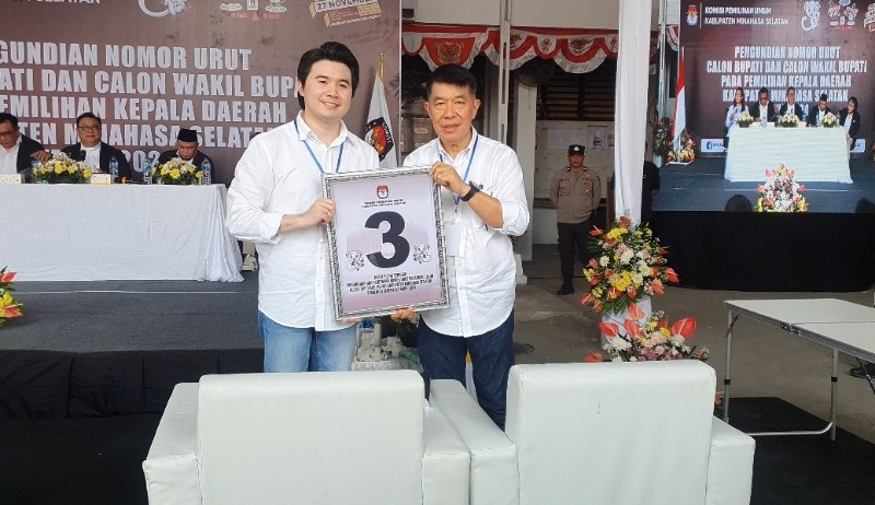 AGK-Deren saat berada di KPU Minsel dan mengangkat papan Nomor Urut 3 