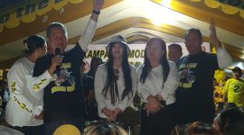 Foto: ibu Aprilia Sangkaeng atau Gayatri R. Bangsawan saat berada di atas panggung bersama Paslon PYR-FAM 