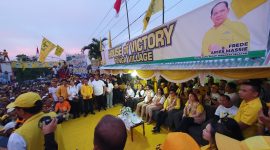 Foto: Kedua paslon PYR-FAM bersama CEP, MEP dan YSK, dan petinggi-petinggi Golkar di atas panggung Posko Pemenangan Desa Tenga