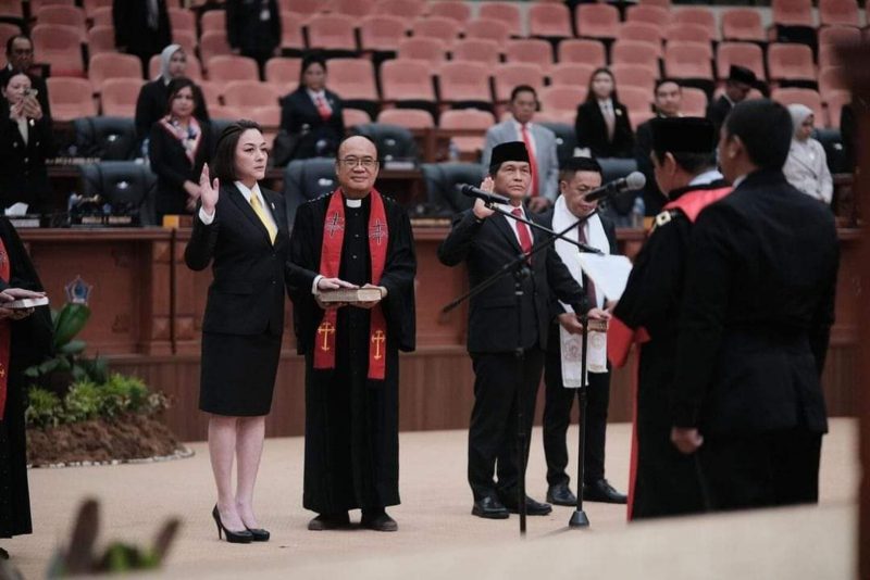 Foto: Michaela Elsiana Paruntu saat diambil sumpah dan janji Pimpinan Definitif DPRD Sulut Periode 2024-2029