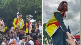 Foto: 2 Srikandi Golkar Christiany Eugenia Paruntu dan Michaela Elsiana Paruntu saat menyapa massa pendukung di Panggung Utama Kampanye Akbar Terakhir YSK-VICTORY di Lapangan Koni Sario Manado