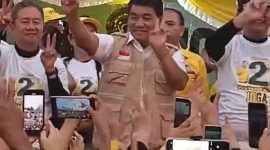 Foto: PYR-FAM bersama calon Gubernur Sulawesi Utara YSK di atas panggung Posko Pemenangan di Kecamatan Tenga