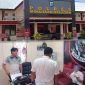 Foto: kantor Mapolres Minsel (atas), oknum Kadis Kesehatan saat diperiksa Unit Tipidkor Polres Minsel (bawah)