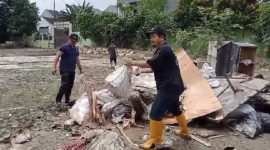 Foto: Pelaksana Tugas (Plt) Kepala Dinas Pendidikan Kota Bekasi, Ahmad Yani, saat turun tangan untuk membantu membersihkan di lokasi sekolah yang mengalami/terdampak banjir.