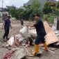 Foto: Pelaksana Tugas (Plt) Kepala Dinas Pendidikan Kota Bekasi, Ahmad Yani, saat turun tangan untuk membantu membersihkan di lokasi sekolah yang mengalami/terdampak banjir.