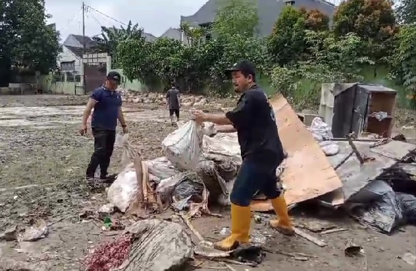 Foto: Pelaksana Tugas (Plt) Kepala Dinas Pendidikan Kota Bekasi, Ahmad Yani, saat turun tangan untuk membantu membersihkan di lokasi sekolah yang mengalami/terdampak banjir.
