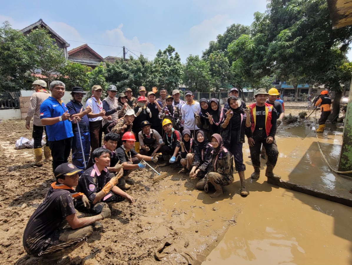 Suasana saat saling membantu di lokasi sekolah yang terdampak 