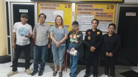 Foto: Korban saat melapor ke Polda Sulut, didampingi oleh LSM dan wartawan 