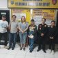 Foto: Korban saat melapor ke Polda Sulut, didampingi oleh LSM dan wartawan 
