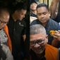 Foto: 2 (dua) tersangka yang ditahan Polda Sulut, ketika keluar dari ruang penyidik Subdit Tipidkor