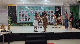 Foto: Acha Montolalu saat menerima piala juara lomba Fashion Show yang digelar di IT Center Lantai 5 Manado.