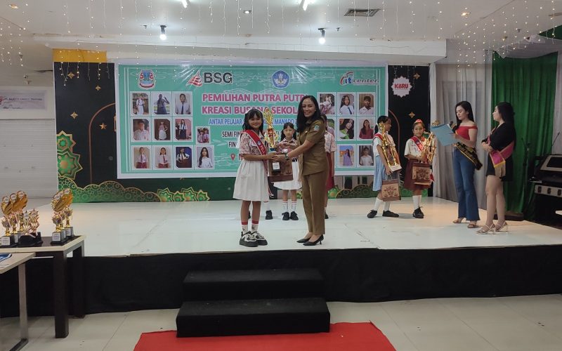 Foto: Acha Montolalu saat menerima piala juara lomba Fashion Show yang digelar di IT Center Lantai 5 Manado.