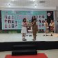 Foto: Acha Montolalu saat menerima piala juara lomba Fashion Show yang digelar di IT Center Lantai 5 Manado.
