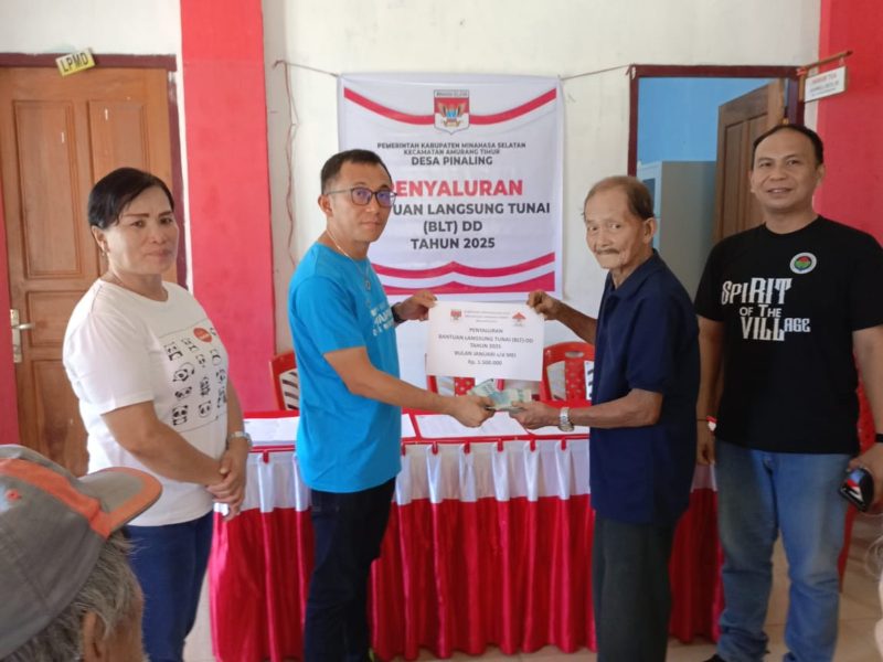 Foto: Hukum Tua Desa Pinaling Jeane Ratu, SE bersama perangkat desa saat menyalurkan BLT kepada KPM lansia