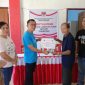 Foto: Hukum Tua Desa Pinaling Jeane Ratu, SE bersama perangkat desa saat menyalurkan BLT kepada KPM lansia