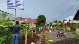 Foto: Lokasi pengerjaan drainase di Jaga 2 Desa Makaaroyen Kecamatan Modoinding, Minahasa Selatan. Tertera papan informasi pengerjaan proyek 