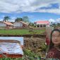 Foto: lokasi proyek revitalisasi SMKN Tatapaan Minahasa Selatan, inserted photo: kiri papan proyek, kanan oknum kepsek
