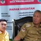 Foto: oknum Kumtua Deddy Tangkulung (kiri), Bupati Minsel Franky Donny Wongkar (kanan), background foto papan informasi kegiatan proyek DD Pinapalangkow pembuatan jalan 