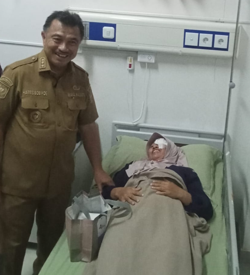 Wakil Wali Kota Bekasi, Dr. Abdul Harris Bobihoe, M.Si, saat meninjau kegiatan bermanfaat Operasi Katarak (layanan gratis) di RSUD Kelas D Bantar Gebang Kota Bekasi