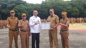 Kepala Imigrasi Bekasi Serahkan Penghargaan untuk Pemerintah Kota Bekasi