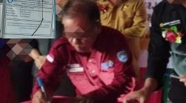 Foto: oknum kepsek inisial FL alias Freddy alias Jeli yang diduga korupsi dana revitalisasi Kemendikdasmen RI,
Inserted foto: papan proyek kegiatan 