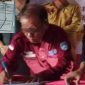Foto: oknum kepsek inisial FL alias Freddy alias Jeli yang diduga korupsi dana revitalisasi Kemendikdasmen RI,
Inserted foto: papan proyek kegiatan 