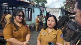 Foto: wawancara dengan tim dari Dinas Sosial Propinsi Sulawesi Utara, Kepala Seksi Bencana Sosial Karlien Rombon, SE (kanan) dan Analis Data dan Informasi Hetti M Tampilang, SE (kiri), di lokasi kebakaran Desa Lopana Satu, Minahasa Selatan