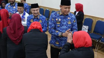Walikota Bekasi Hadiri Penyerahan SK Kepala Sekolah, Sebelumnya Gowes dari Rumah 