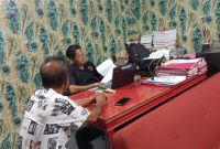 Foto: Oknum kepsek FL alias J saat menjalani pemeriksaan oleh penyidik di ruang Unit Tipidkor Polres Minsel 