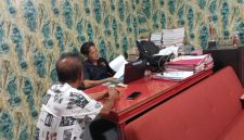 Foto: Oknum kepsek FL alias J saat menjalani pemeriksaan oleh penyidik di ruang Unit Tipidkor Polres Minsel 