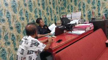 Foto: Oknum kepsek FL alias J saat menjalani pemeriksaan oleh penyidik di ruang Unit Tipidkor Polres Minsel 