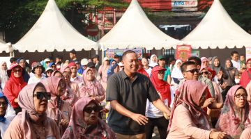 Tri Adhianto Ikut Senam Bersama dan UMKM Ramaikan Akhir Pekan di Kecamatan Bekasi Selatan