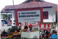 Foto: kolase foto, Kantor PMD Kabupaten Minahasa, inserted photo: aliansi Masyarakat Pencari Keadilan (kiri), kolase foto dugaan pelanggaran saat di TPS (kanan)