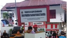 Foto: kolase foto, Kantor PMD Kabupaten Minahasa, inserted photo: aliansi Masyarakat Pencari Keadilan (kiri), kolase foto dugaan pelanggaran saat di TPS (kanan)