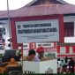 Foto: kolase foto, Kantor PMD Kabupaten Minahasa, inserted photo: aliansi Masyarakat Pencari Keadilan (kiri), kolase foto dugaan pelanggaran saat di TPS (kanan)