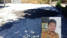 Foto: foto material jalan depan TK di Desa Molinow yang terkesan asal-asalan, inserted photo: plt Kumtua Rony Lengkey 