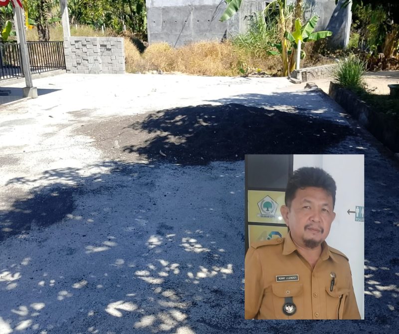 Foto: foto material jalan depan TK di Desa Molinow yang terkesan asal-asalan, inserted photo: plt Kumtua Rony Lengkey 