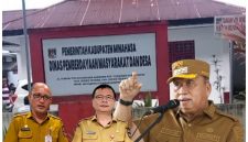 Foto: Gambar background Kantor Dinas PMD Kabupaten Minahasa; inserted photo: Bupati Minahasa, Asisten I Bidang Pemerintahan Kabupaten Minahasa, Kadis PMD Minahasa,