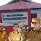 Foto: Gambar background Kantor Dinas PMD Kabupaten Minahasa; inserted photo: Bupati Minahasa, Asisten I Bidang Pemerintahan Kabupaten Minahasa, Kadis PMD Minahasa,