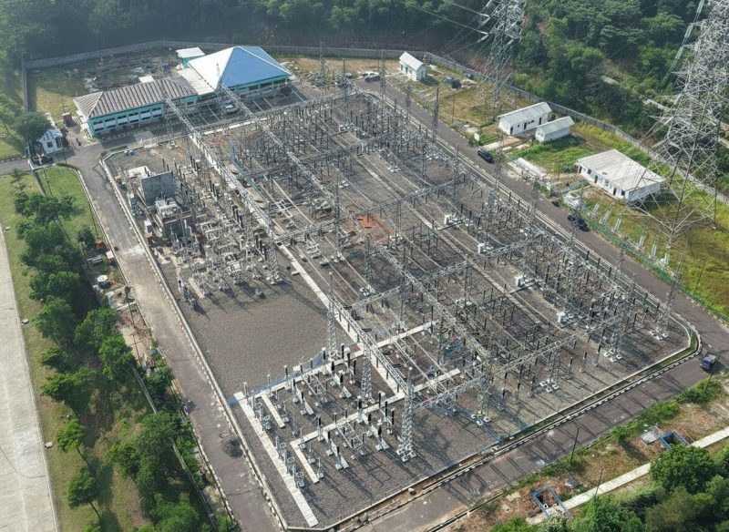 Tampak udara Gardu Induk 150 kilovolt (kV) Margakarya di Karawang International Industrial City (KIIC), Jawa Barat yang melayani suplai listrik ke industri data center di kawasan tersebut. Dengan listrik yang andal, PLN menciptakan _multiplier effect_ untuk kemajuan industri nasional.