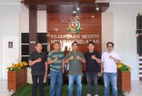 Foto: sesi foto bersama Kejari Minsel seusai pertemuan 