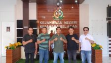 Foto: sesi foto bersama Kejari Minsel seusai pertemuan 