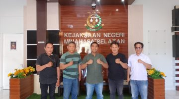 Foto: sesi foto bersama Kejari Minsel seusai pertemuan 