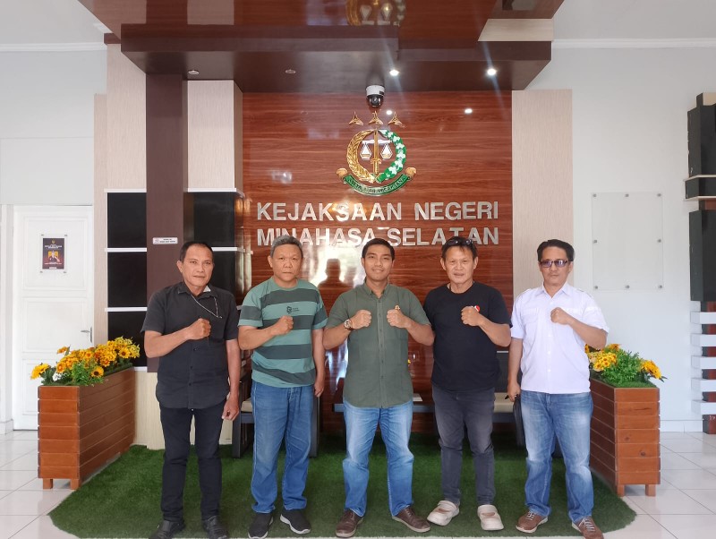 Foto: sesi foto bersama Kejari Minsel seusai pertemuan