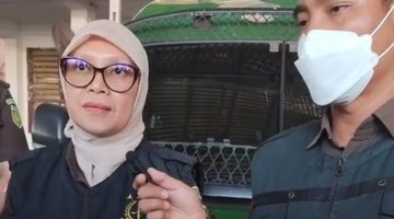 Foto: Kasi Intelijen dan Kasi Pidana Khusus Kejari Minsel, bersama anggota tim lainnya, seusai penggeledahan di Kantor KPU Kabupaten Minahasa Selatan