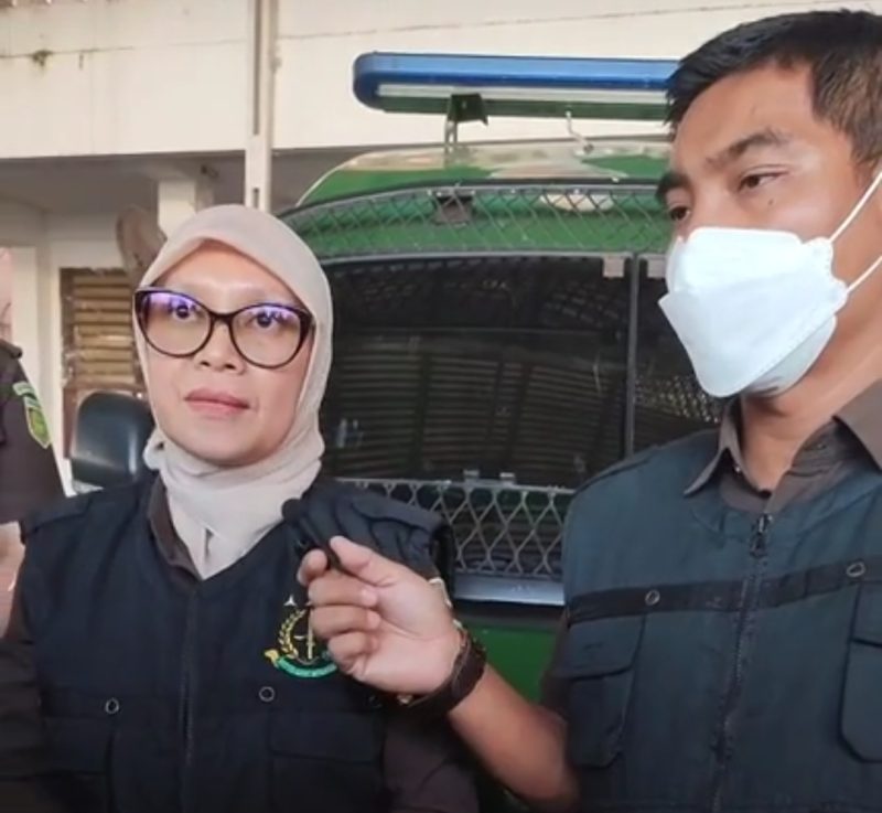 Foto: Kasi Intelijen dan Kasi Pidana Khusus Kejari Minsel, bersama anggota tim lainnya, seusai penggeledahan di Kantor KPU Kabupaten Minahasa Selatan